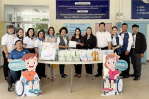 ภาพผู้บริหารมูลนิธิอำพันธ์ยุทธ์และคณะ ยืนถ่ายภาพร่วมกันกับ ผู้อำนวยการมูลนิธิเพื่อเด็กพิการ