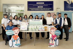ภาพผู้บริหารมูลนิธิอำพันธ์ยุทธ์และคณะ ยืนถ่ายภาพร่วมกันกับ ผู้อำนวยการมูลนิธิเพื่อเด็กพิการ