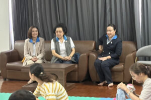 ภาพผู้บริหารมูลนิธิอำพันธ์ยุทธ์และคณะ