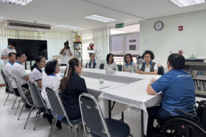 ภาพผู้บริหารมูลนิธิอำพันธ์ยุทธ์และคณะ พูดคุยกับเจ้าหน้าที่